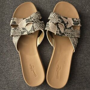 Women's Tan and Black Sandals size 7 1/2 new